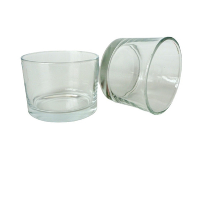 Runder transparenter Kerzenhalter aus Glas mit drei Dochten