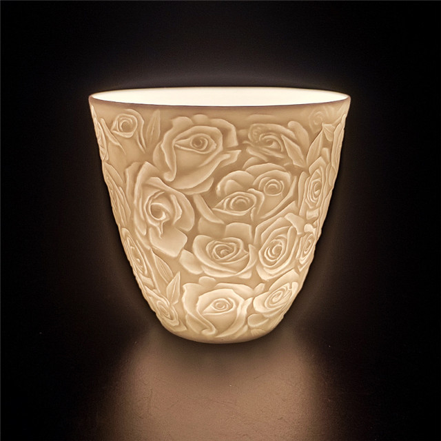 Einzigartiges Kerzenglas aus weißer Keramik mit Prägung